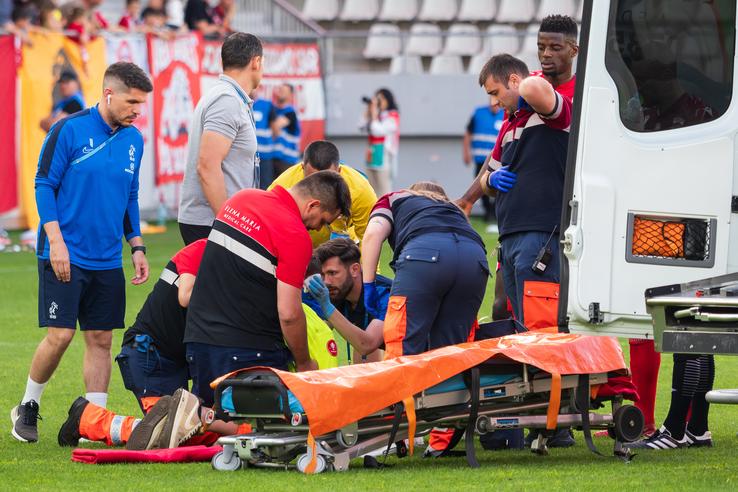 Medicii îi acordă primul ajutor lui Luca Mihai Foto: Ionuț Iordache (gsp.ro)