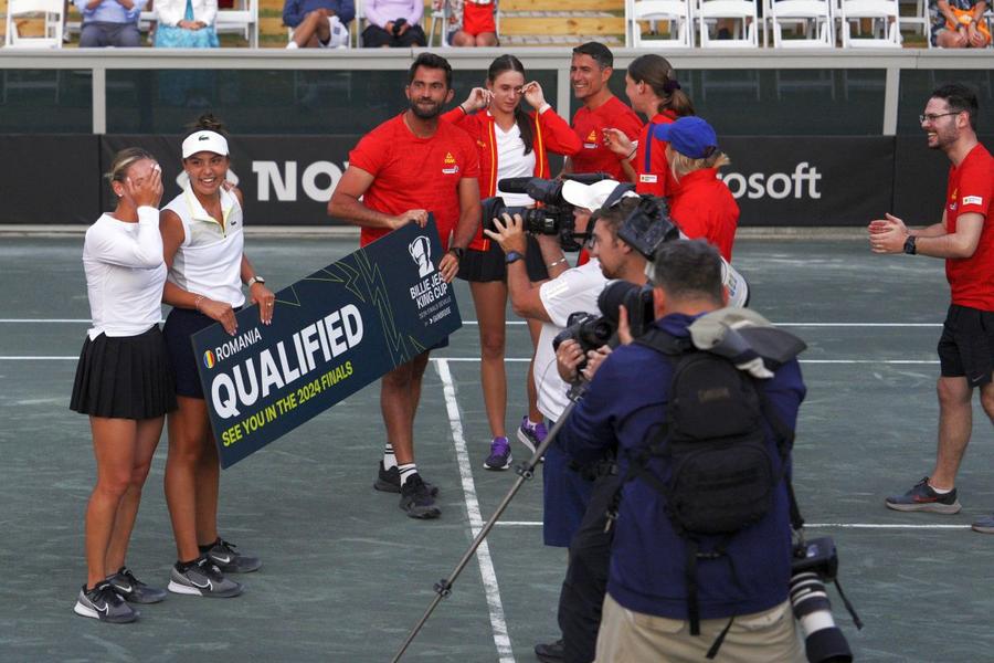 Ana Bogdan și Jaqueline Cristian, după calificarea la turneul final al Billie Jean King Cup Foto: Imago Images Marius Copil: „Nu am de ce să mă supăr că au primit Gasquet sau Shapovalov wild card, și eu am fost ajutat în trecut” + „Cum să ne batem cu federații care au buget de 300 de milioane de euro?”
