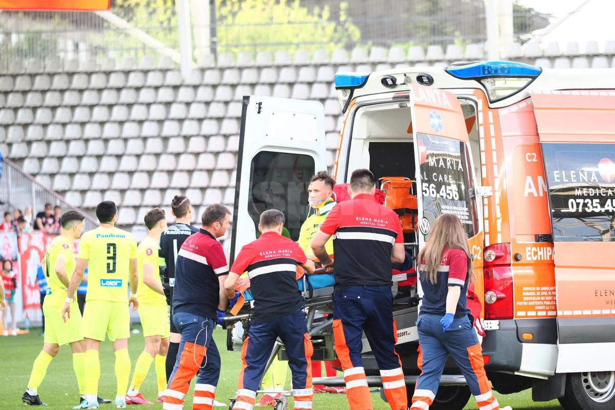 Clipe înspăimântătoare sub ochii copiilor, la Dinamo - Poli Iași » Mama fotbalistului lăsat lat de Homawoo, în lacrimi la ușile ambulanței