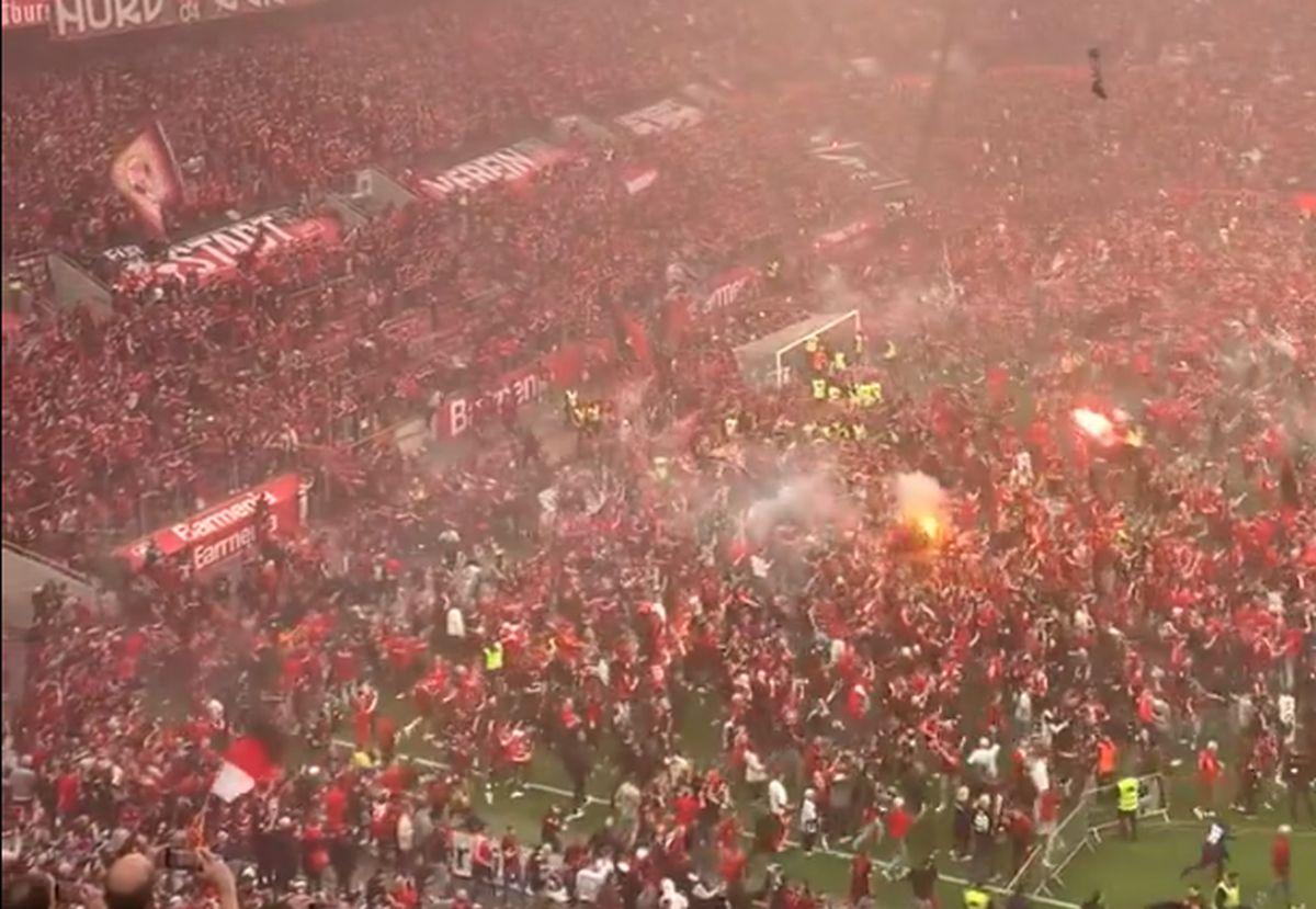 Bucurie fără margini la Leverkusen! Fanii au intrat pe teren în timpul meciului » Xabi Alonso a adus în stil mare primul TITLU din istoria de 120 de ani a clubului