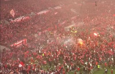 Bucurie fără margini la Leverkusen! Fanii au intrat pe teren în timpul meciului » Xabi Alonso a adus în stil mare primul TITLU din istoria de 120 de ani a clubului