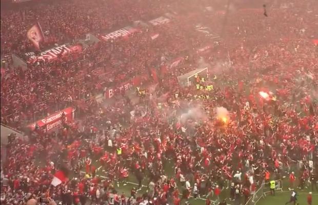Bucurie fără margini la Leverkusen! Fanii au intrat pe teren în timpul meciului » Xabi Alonso a adus în stil mare primul TITLU din istoria de 120 de ani a clubului