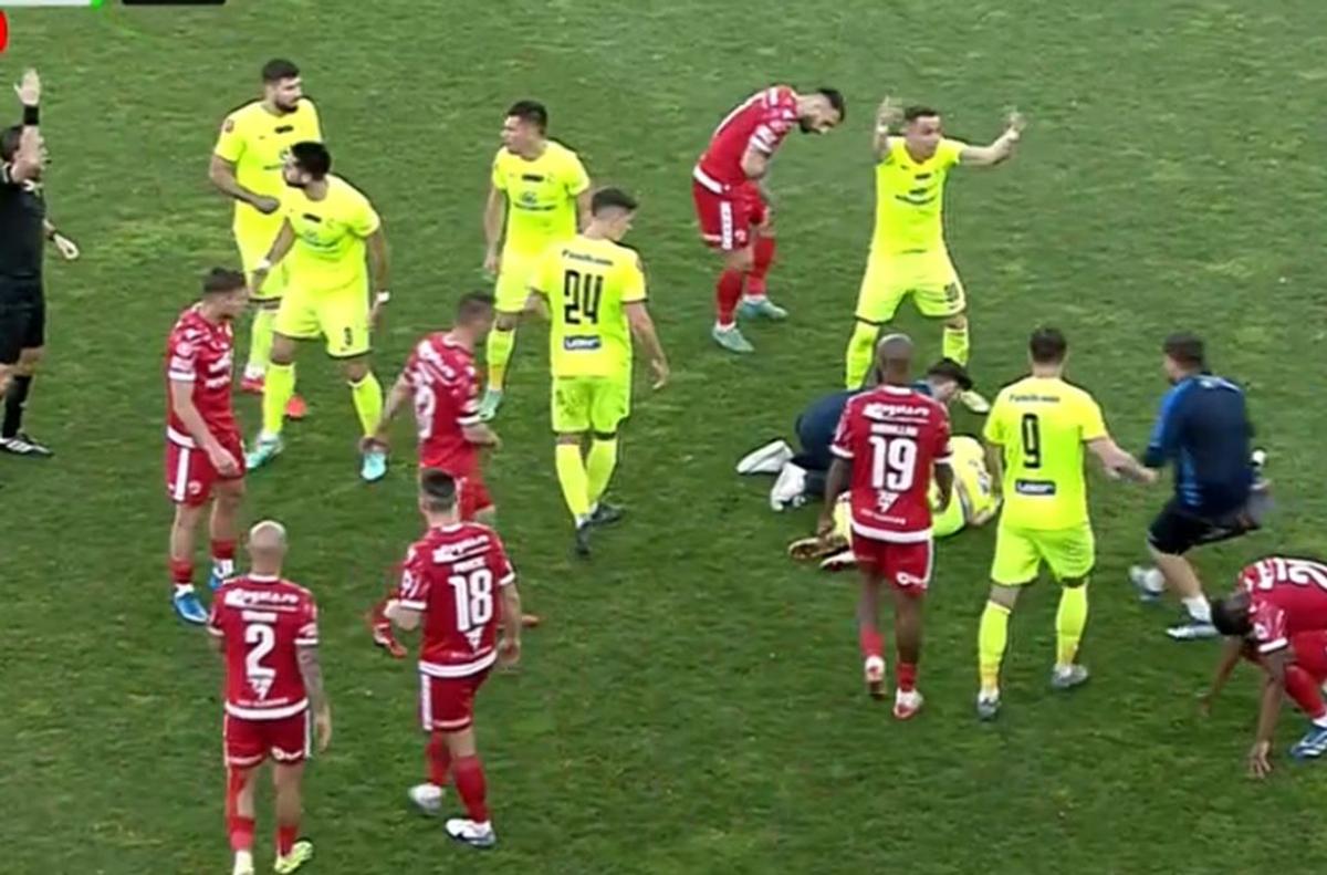 Milostiv cu Dinamo, neiertător cu ieșenii » Hațegan a judecat diferit două faze delicate în Dinamo - Poli Iași: verdictul specialistului
