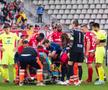 Luca Mihai e urcat în ambulanță având mască de oxigen la gură Foto: Ionuț Iordache (gsp.ro)