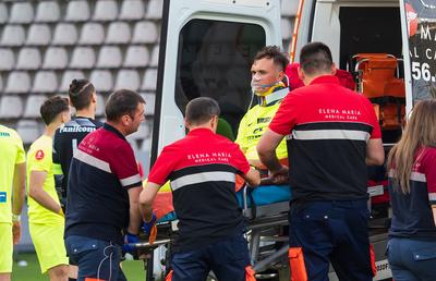 Clipe înspăimântătoare sub ochii copiilor, la Dinamo - Poli Iași » Mama fotbalistului lăsat lat de Homawoo, în lacrimi la ușile ambulanței