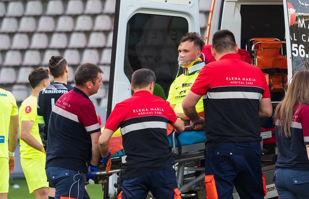 Clipe înspăimântătoare sub ochii copiilor, la Dinamo - Poli Iași » Mama fotbalistului lăsat lat de Homawoo, în lacrimi la ușile ambulanței