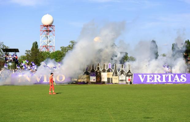 Scenografia ultrașilor români din Liga 3 a făcut înconjurul lumii: „In vino veritas”