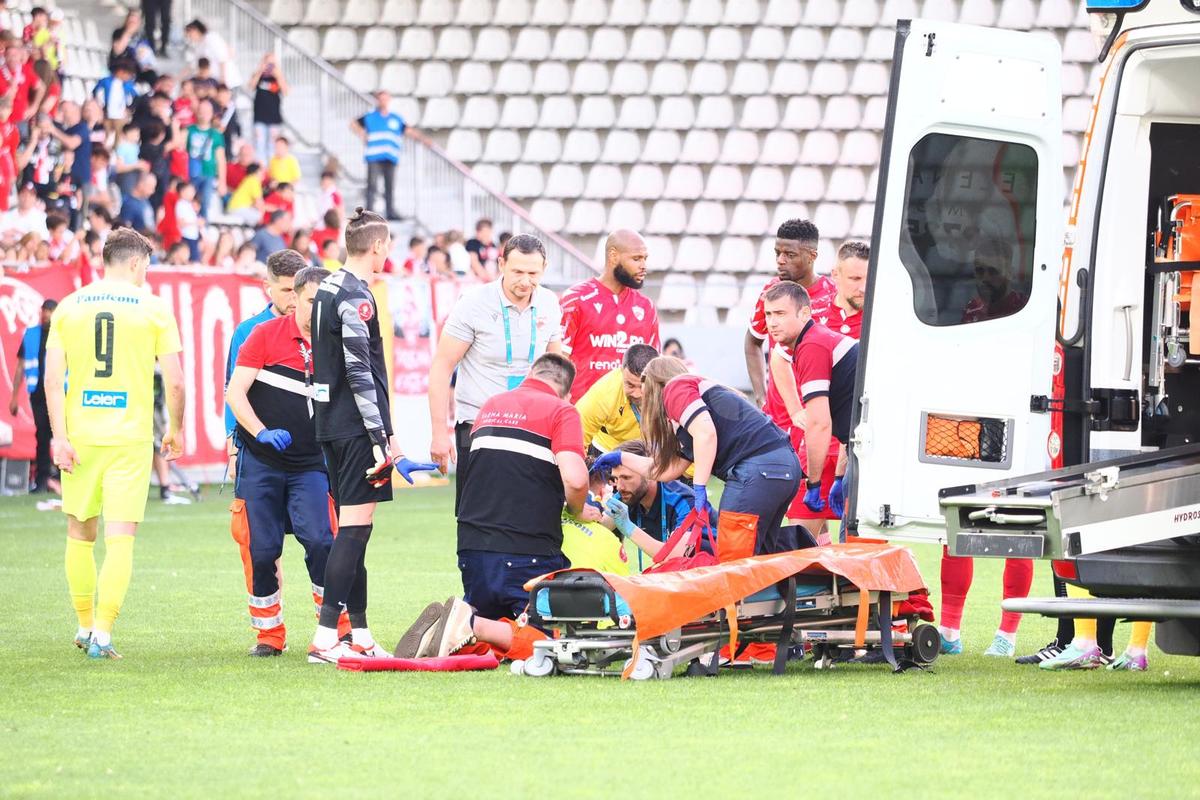 Clipe înspăimântătoare sub ochii copiilor, la Dinamo - Poli Iași » Mama fotbalistului lăsat lat de Homawoo, în lacrimi la ușile ambulanței