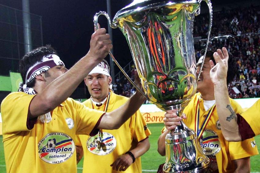 Nicolae Dică, în stânga, cu fularul vișiniu legat de cap, sărbătorind un succes feroviar / Sursă foto: Imago Images