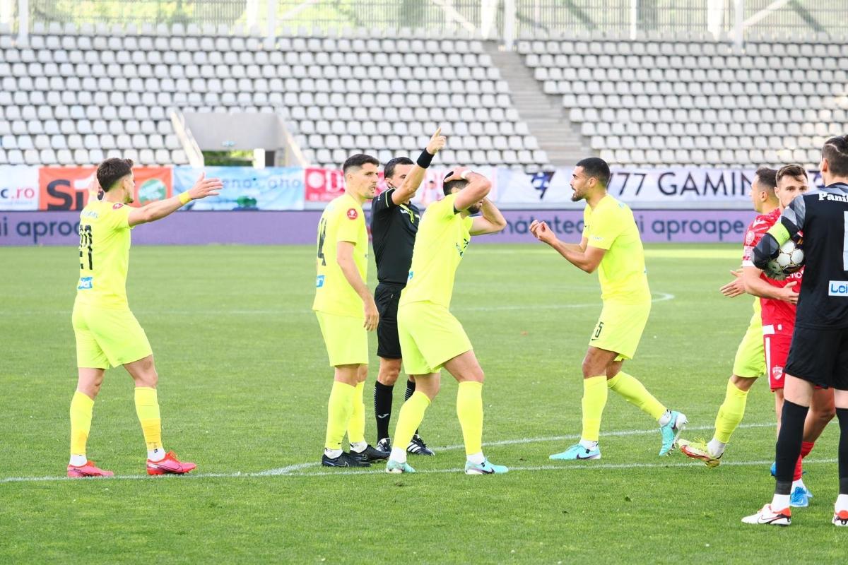 Milostiv cu Dinamo, neiertător cu ieșenii » Hațegan a judecat diferit două faze delicate în Dinamo - Poli Iași: verdictul specialistului