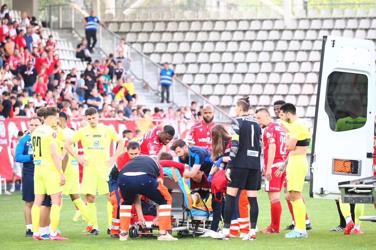 Clipe înspăimântătoare sub ochii copiilor, la Dinamo - Poli Iași » Mama fotbalistului lăsat lat de Homawoo, în lacrimi la ușile ambulanței