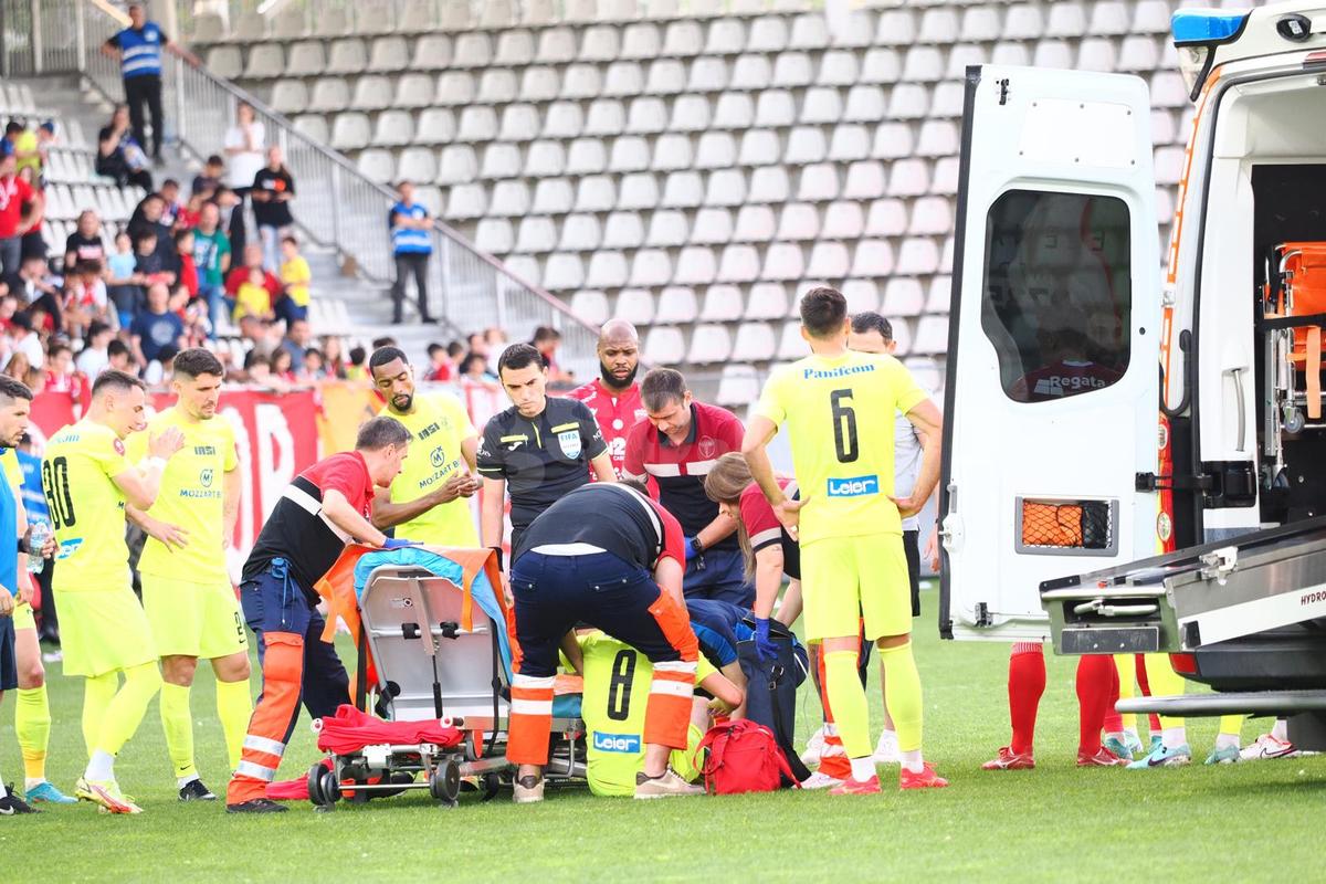 Clipe înspăimântătoare sub ochii copiilor, la Dinamo - Poli Iași » Mama fotbalistului lăsat lat de Homawoo, în lacrimi la ușile ambulanței