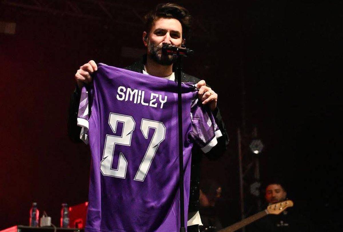 Momentul în care Smiley primește un tricou personalizat cu FC Argeș