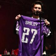Momentul în care Smiley primește tricoul personalizat cu FC Argeș / Sursă foto: Facebook@ Cristian Gentea