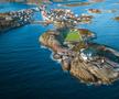 Stadionul Henningsvaer, Norvegia - într-un mic sat de pescari, unul dintre cele mai idilice terenuri din lume