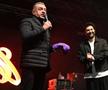 Momentul în care Smiley primește tricoul personalizat cu FC Argeș / Sursă foto: Facebook@ Cristian Gentea