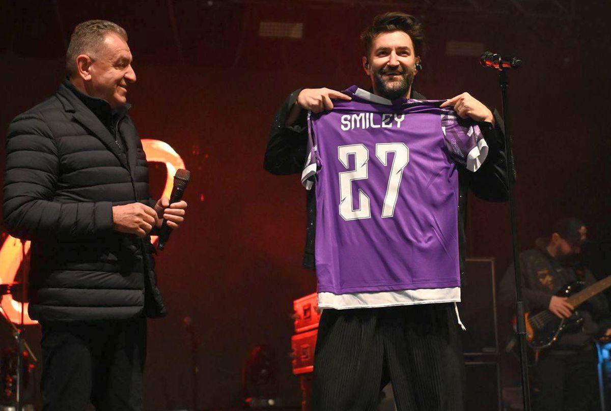 Momentul în care Smiley primește un tricou personalizat cu FC Argeș
