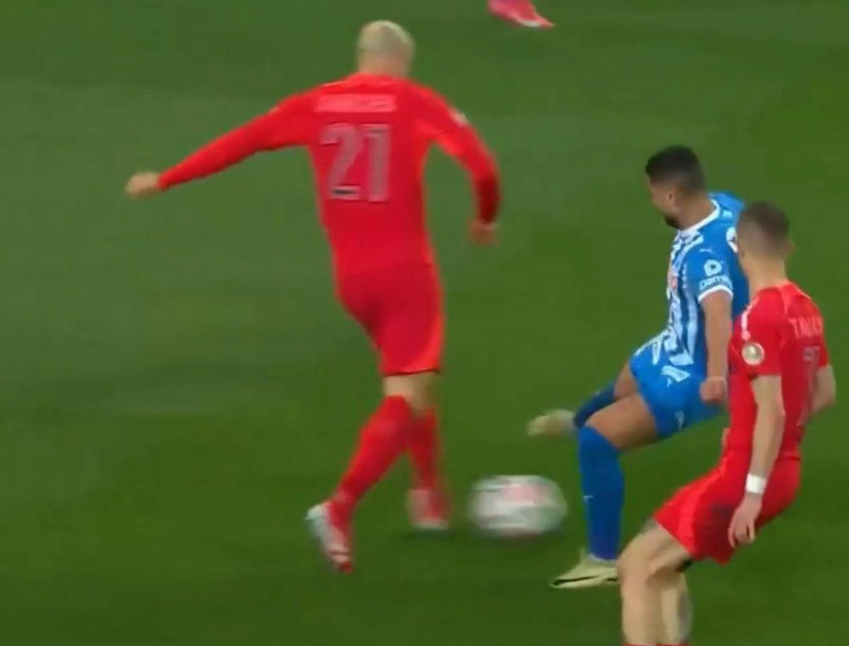 Faultul lui Vladimir Screciu asupra lui Vlad Chiricheș, în Craiova - FCSB 0-0