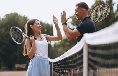 Terenurile de tenis cu gazon artificial aduc stilul marilor campioni de la Wimbledon în România