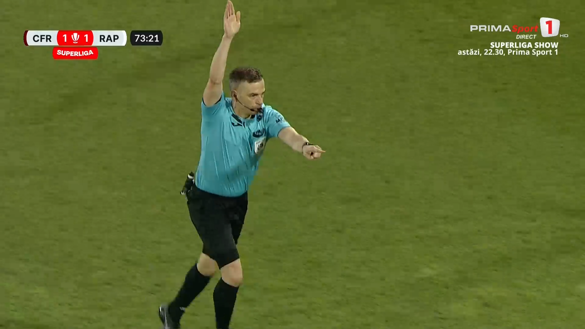 Fază controversată în CFR Cluj - Rapid » Arbitrul l-a eliminat pentru simulare în minutul 70, dar a schimbat decizia după VAR! Verdictul specialistului