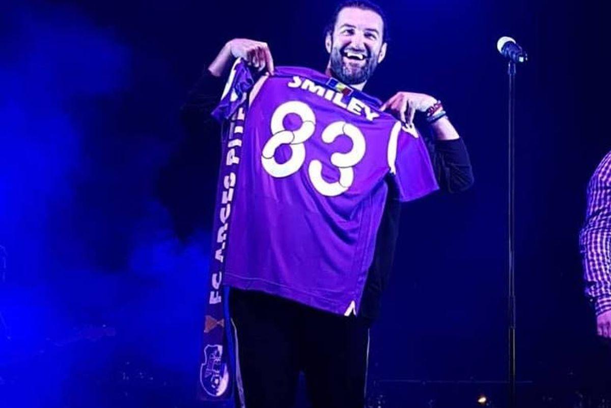 Momentul în care Smiley primește un tricou personalizat cu FC Argeș