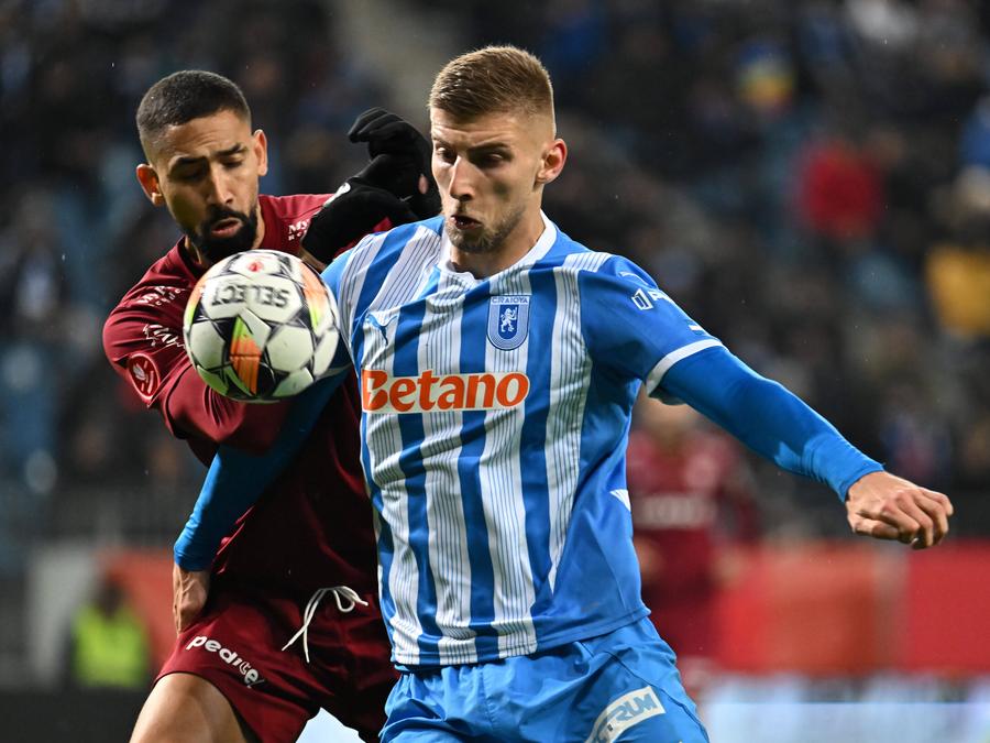 Jovo Lukic, în duel cu Bolgado, de la CFR // foto: Imago Images Adrian Ilie a râs de un jucător din Universitatea Craiova - FCSB: „Foarte slab!”