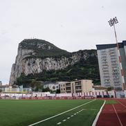 Stadionul Victora, Gibraltar - stadionul unde joacă naționala Gibraltarului și cele 11 echipe din campionatul intern; lângă el este Stânca Gibraltar