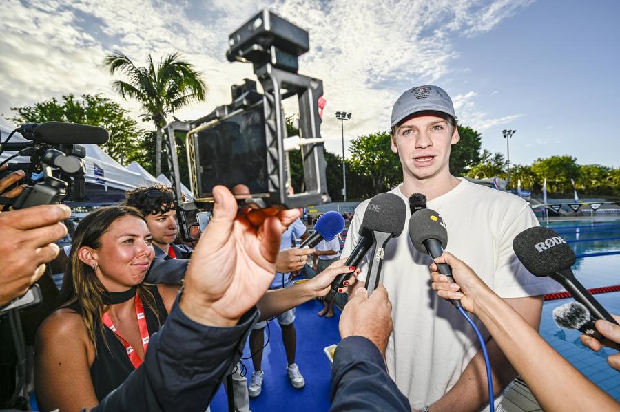 Înotătorul Leon Marchand, cvadruplu campion olimpic, a dezvăluit prin ce a trecut după Paris: „O subluxație de umăr, o fractură de coaste și o flacără stinsă”