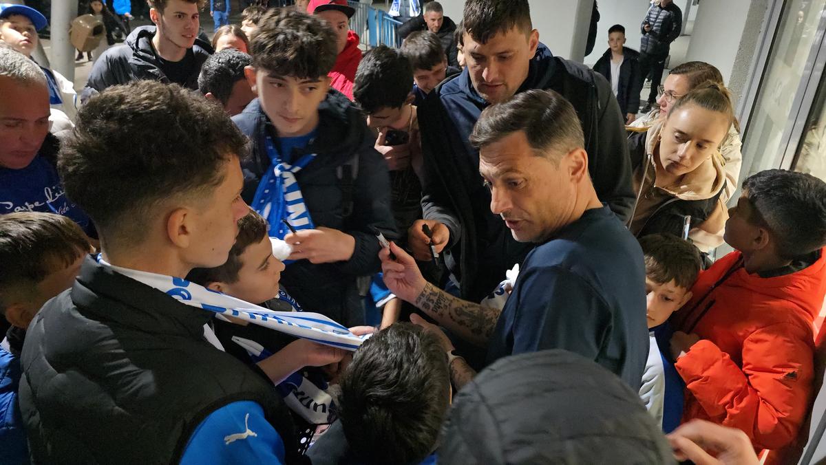 Mirel Rădoi, asaltat de fani după Craiova - FCSB