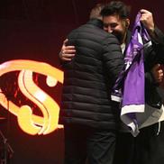 Momentul în care Smiley primește tricoul personalizat cu FC Argeș / Sursă foto: Facebook@ Cristian Gentea