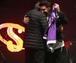 Momentul în care Smiley primește tricoul personalizat cu FC Argeș / Sursă foto: Facebook@ Cristian Gentea