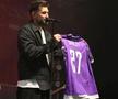 Momentul în care Smiley primește tricoul personalizat cu FC Argeș / Sursă foto: Facebook@ Cristian Gentea