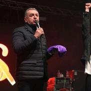 Momentul în care Smiley primește tricoul personalizat cu FC Argeș / Sursă foto: Facebook@ Cristian Gentea