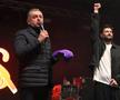 Momentul în care Smiley primește tricoul personalizat cu FC Argeș / Sursă foto: Facebook@ Cristian Gentea