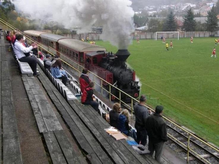 Stadionul Janosovska, Slovacia - stadion care este tranzitat de o cale ferată, fiind deseori văzut trenul între teren și tribune