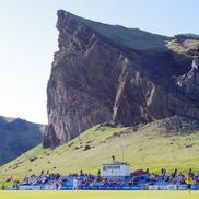 Stadionul Hasteinsvollur, Islanda - construit pe un loc acoperit cândva cu lavă de la vulcanul Eldfell, considerat încă activ, în ciuda faptului că ultima erupție a fost în 1973