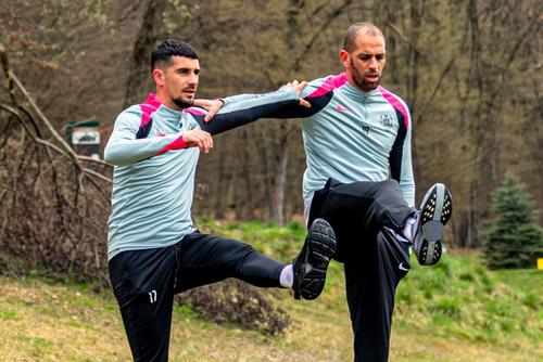 Meriton Korenica și Islam Slimani. Foto: Facebook CFR Cluj