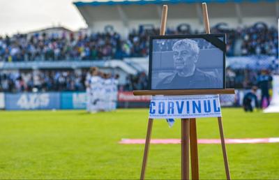 Cu gândul la Mircea Lucescu și cu un stadion plin, Corvinul a mai făcut un pas mare spre promovare