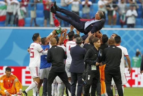 Carlos Queiroz, în 2018, aruncat pe brațe de jucătorii Iranului, după o victorie cu Maroc la CM // foto: Imago Images