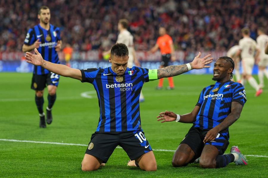Lautaro Martinez și Marcus Thuram au marcat cinci din cele nouă goluri ale lui Inter în partidele cu Roma (5-2) și Como (4-3) / Foto: Imago Golgheterul neașteptat poate scrie istorie în Serie A » Este mai bun chiar și decât căpitanul lui Cristi Chivu!