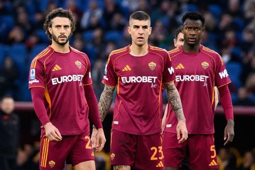 Gianluca Mancini (în mijloc, între colegii din apărare Mario Hermoso și Evan Ndicka) este pe lista de transferuri a lui Inter / Foto: Imago