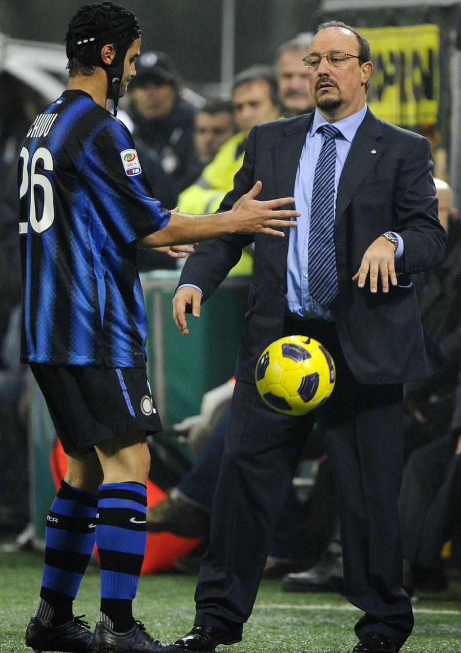 Antrenorul Rafa Benitez și fundașul Cristi Chivu în sezonul 2010-2011 la Inter / Foto: Imago Rafa Benitez va primi o avere, după ce a fost dat afară de la Panathinaikos