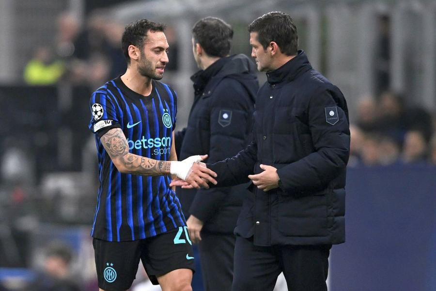 Hakan Calhanoglu are 28 de meciuri jucate sub comanda lui Cristi Chivu la Inter, reușind 10 goluri și 6 assisturi / Foto: Imago „Chivu e cel mai mare sponsor al lui Hakan Calhanoglu” » 3 jucători așteptați să semneze prelungirea cu Inter