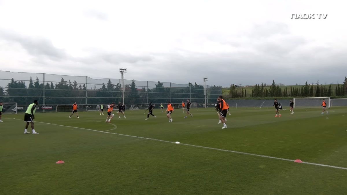 Emoție pură » Imagini de la antrenamentul lui Răzvan Lucescu: cum l-au primit fotbaliștii lui PAOK