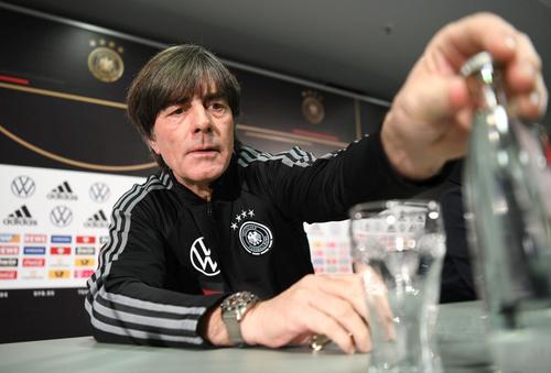 Joachim Low, selecționerul Germaniei, n-a fost ”prins” în conceptul de securitate sanitară din Bundesliga. Nici el, nici președintele Federației, Fritz Keller.