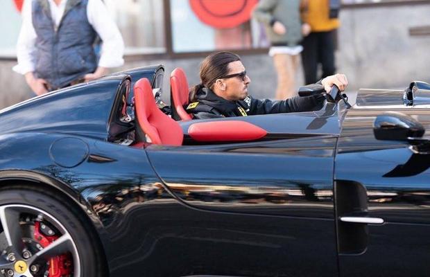 Zlatan Ibrahimovic, AMENDAT după ce a ieșit la plimbare cu ultima „bijuterie”: un super Ferrari Monza SP2 de 1,6 milioane de euro!