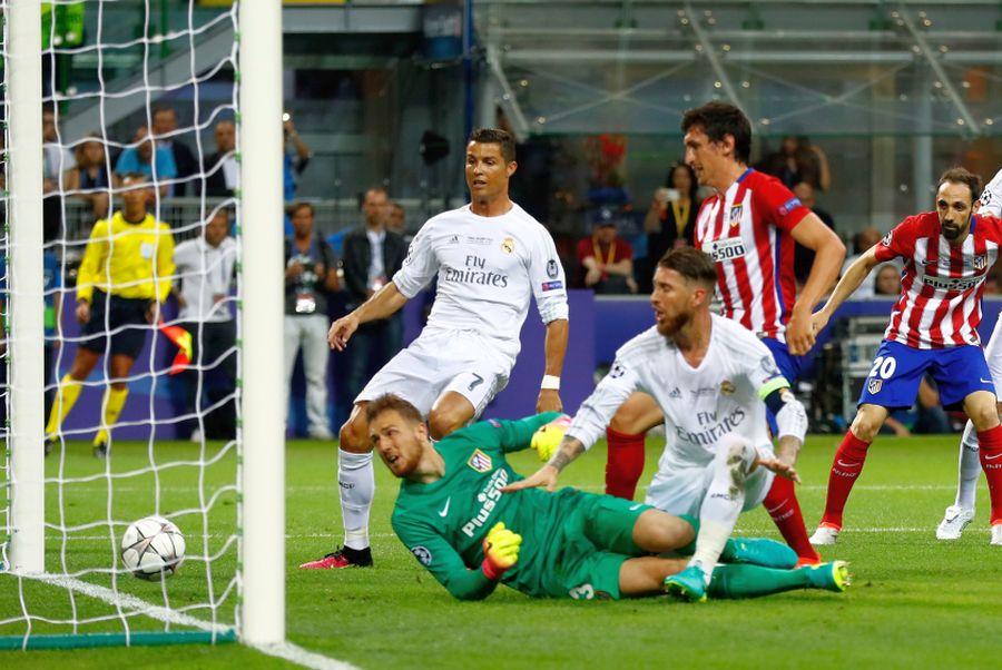 Golul marcat de Sergio Ramos // sursă foto: Guliver/gettyimages La 4 ani de la finala Ligii Campionilor dintre Real și Atletico, arbitrul Mark Clattenburg recunoaște: „I-am și zis pe teren: «Golul vostru nu ar fi trebuit să se pună!»”