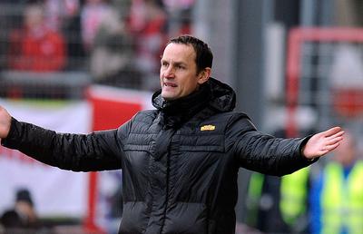 Gafe pe bandă rulantă înaintea reluării Bundesligii » Câte reguli a încălcat antrenorul lui Augsburg într-o singură zi