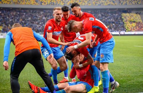 Bogdan Planic (al doilea din stânga) evoluează la FCSB din 2017