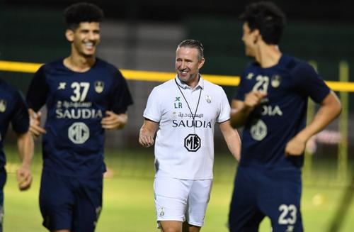 Laurențiu Reghecampf e în pericol să fie dat afară de saudiții de la Al Ahli. Sursă foto: twitter.com/alahli_fc
